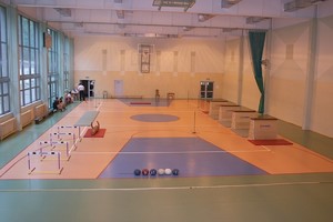 Na sali gimnastycznej osoby wykonujące ćwiczenia.
