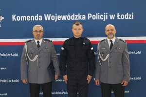Trzech policjantów.