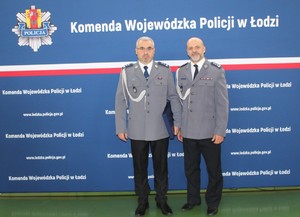 Dwóch policjantów.