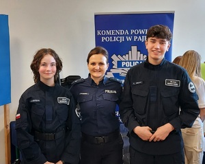 Policjantka i dwóch uczniów klasy mundurowej.