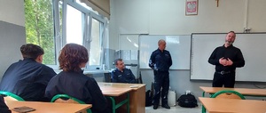 Policjanci podczas lekcji kryminalistyki.