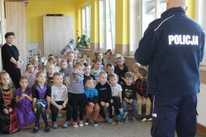 Policjant i dzieci w klasie.