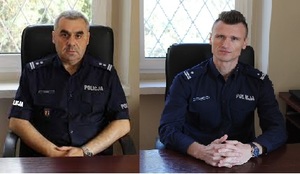 Dwóch policjantów siedzących za biurkiem.
