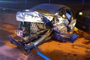 Miejsce wypadku drogowego, rozbity pojazd.