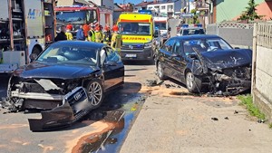 Wypadek drogowy, dwa rozbite auta, obok radiowóz, strażacki.