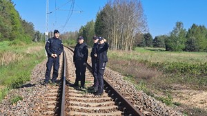 Na torowisku stoją 3 umundurowanych funkcjonariuszu policji i Sok i umundurowana policjantka.