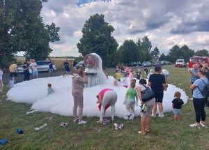 Miejsce pikniku rodzinnego z uczestnikami.