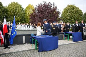 Uścisk dłoni policjanta z dyrektorem szkoły.