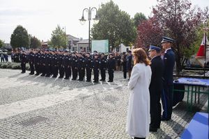 W dwuszeregu stoją kadeci, obok nich policjant, strażak, kobieta - dyrektor szkoły.