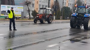 Policjant kieruje ruchem na skrzyżowaniu.