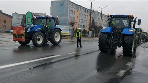 Policjant kieruje ruchem na skrzyżowaniu.