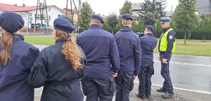 Policjant tłumaczy grupie uczniów z klasy mundurowej.