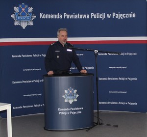 Umundurowany policjant przemawia.