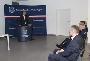 Na zdjęciu widać jak mężczyzna przemawia.