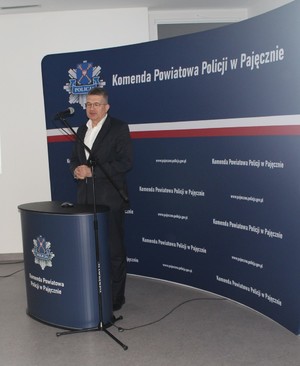 Na zdjęciu widać jak mężczyzna przemawia.
