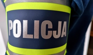 Na opasce napis policja.