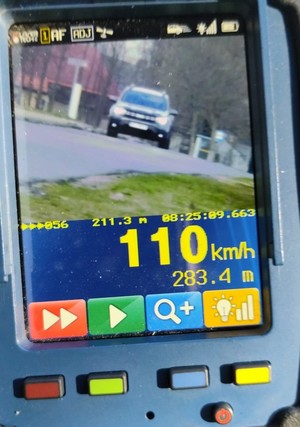 Pomiar prędkości widoczny na urządzeniu do mierzenia prędkości.