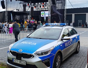 Radiowóz podczas zabezpieczania imprezy.