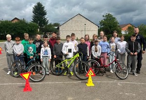 Grupa dzieci i policjant.