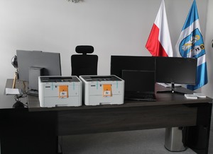 Sprzęt komputerowy na biurku.