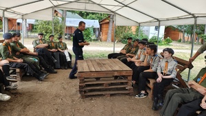 Spotkanie policjanta z młodzieżą.