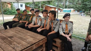 Spotkanie policjanta z młodzieżą.