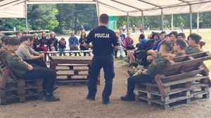 Spotkanie policjanta z młodzieżą.