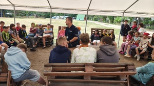 Spotkanie policjanta z młodzieżą.