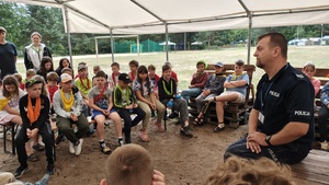 Spotkanie policjanta z młodzieżą.