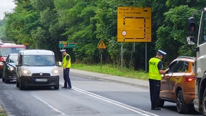 Policjanci kontrolują stan trzeźwości kierujących.
