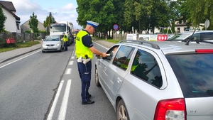 Policjanci kontrolują stan trzeźwości kierujących.
