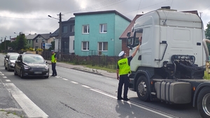 Policjanci kontrolują stan trzeźwości kierujących.