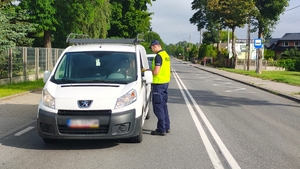 Policjanci kontrolują stan trzeźwości kierujących.