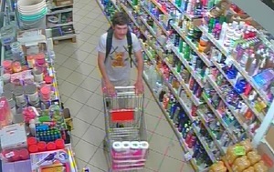 Wizerunek sprawcy kradzieży sklepowej.