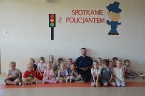 Policjant na spotkaniach z dziećmi w szkołach.