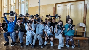 Policjant na spotkaniach z dziećmi w szkołach.
