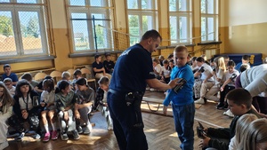 Policjant na spotkaniach z dziećmi w szkołach.
