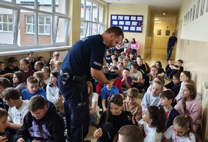Policjant na spotkaniach z dziećmi w szkołach.