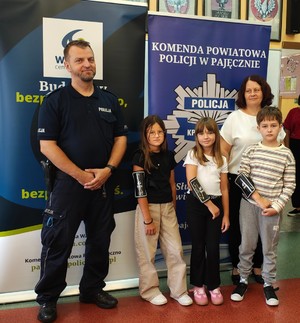 Policjant na spotkaniach z dziećmi w szkołach.