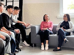 Policjant podczas prelekcji z młodzieżą.