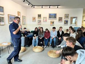 Policjant podczas prelekcji z młodzieżą.