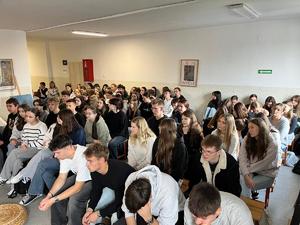 Policjant podczas prelekcji z młodzieżą.