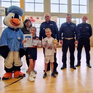 Policjanci wraz z laureatami konkursu.