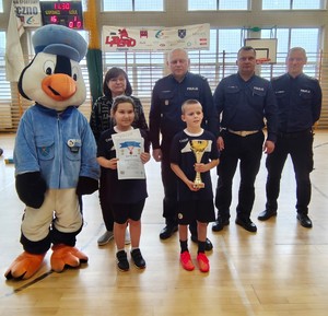 Policjanci wraz z laureatami konkursu.