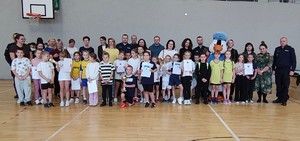 Wszyscy uczestnicy wydarzenia, wraz z policjantami i nauczycielami.