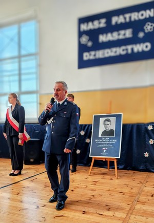 Policjant wygłasza przemówienie.