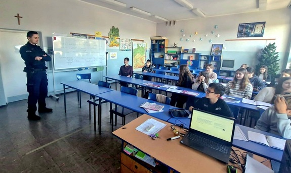 Policjant na spotkaniu z dziećmi.