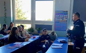 Policjant na spotkaniu z dziećmi.