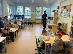 Policjant na spotkaniu z dziećmi.