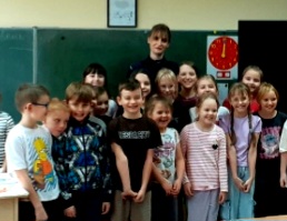 Policjantka na spotkaniu z dziećmi.